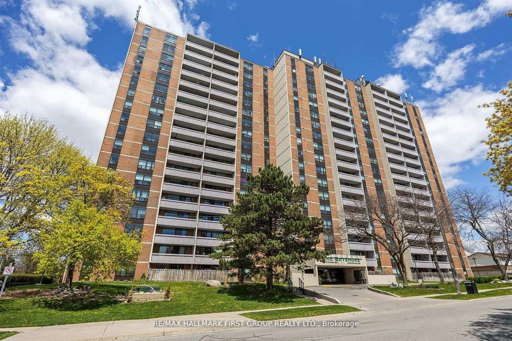 Power of sale property in Pickering: 1210 Radom Street #307  Pickering, ON L1W 2Z3