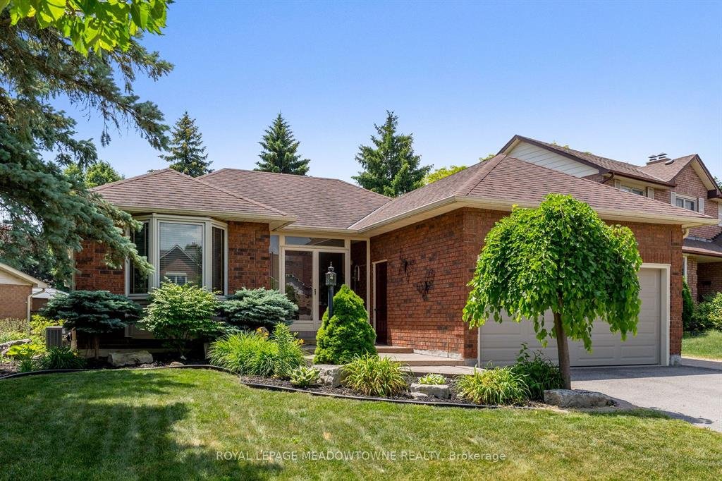 Power of sale property in Whitby: 52 Canadian Oaks Drive Whitby, ON L1N 6W8