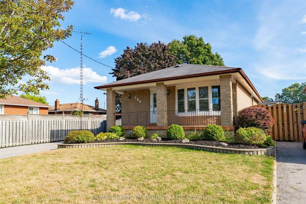 Power of sale property in Oshawa: 686 Perry Crescent Oshawa, ON L1J 2E3