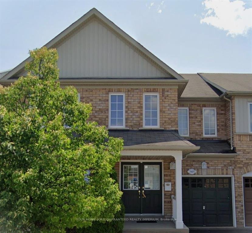 Power of sale property in Pickering: 1527 Avonmore Square Pickering, ON L1V 7H2