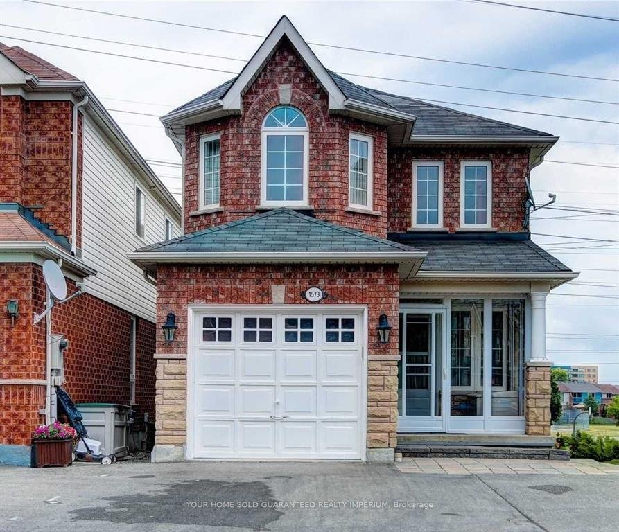 Power of sale property in Pickering: 1573 Avonmore Square W Pickering, ON L1V 7H5